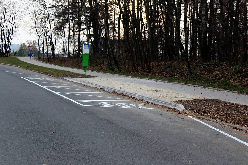 Autobusová zastávka na konci Dlouhé třídy v Havířově-Životicích.