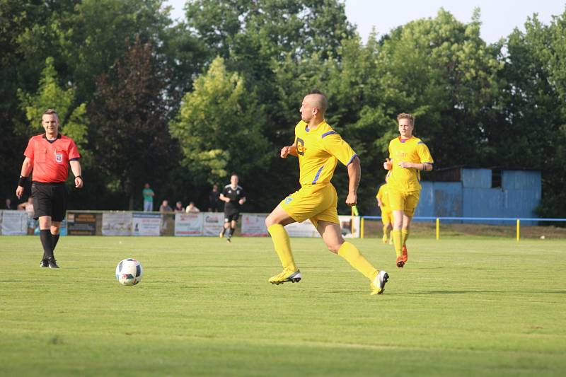 V sousedském derby šlo o hodně. Lutyni (ve žlutém) nakonec remíza 1:1 se Záblatím stačila k postupu do I.A třídy.