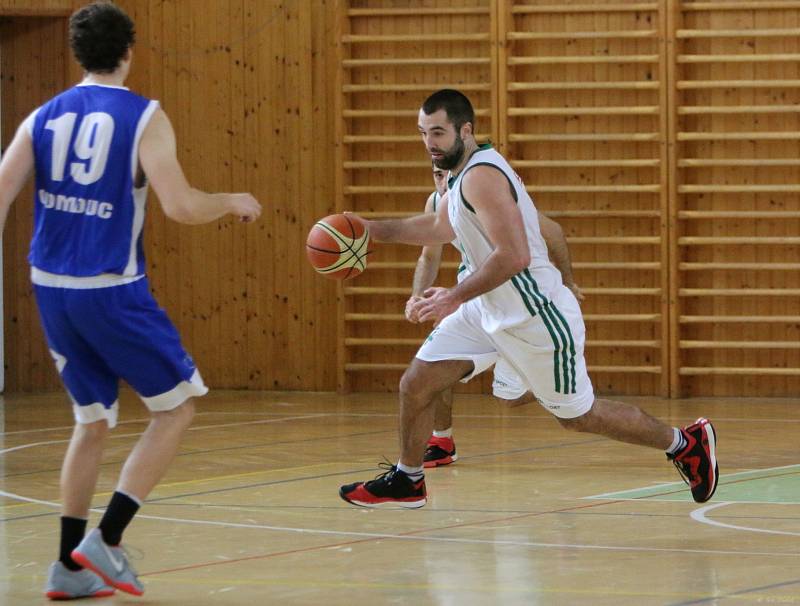 Basketbalisté Karviné (v bílém) podlehli doma Olomouci.