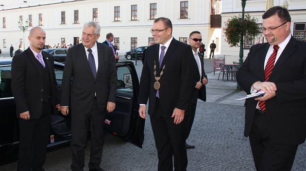 Prezidenta Miloše Zemana při příjezdu k zámku ve Fryštátě přivítal primátor Karviné Tomáš Hanzel. 