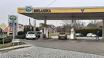 Ceny benzinu na nafty v Česku opět znatelně vyskočily. I Proto se stále vyplatí tankovat v Polsku, kde jsou pohonné hmoty minimálně o 6 až 8 korun levněji. Pumpa v polských Velkých Kunčicích.