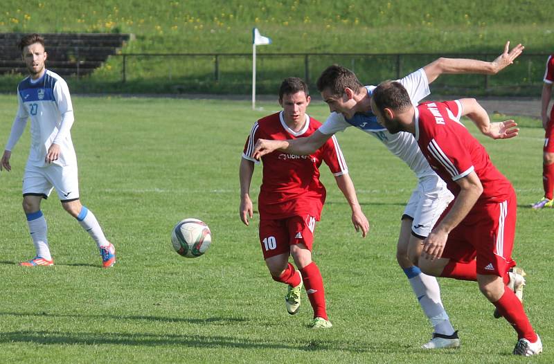 Havířovští fotbalisté (v bílém) v Novém Jičíně zklamali.