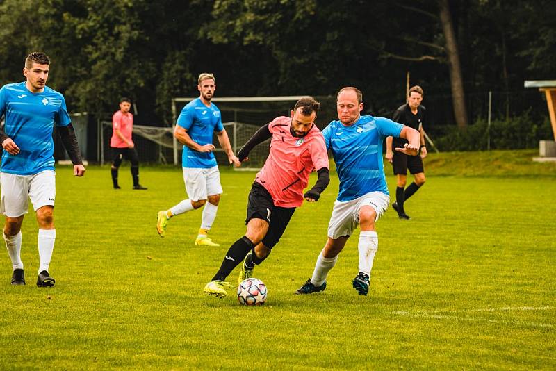 Střelec obou gólů Horní Suché Jan Kovács (v dresu s číslem 15 s balonem) v prohraném zápase 5. kola I.A třídy, skupiny B, v Raškovicích (2:4).  