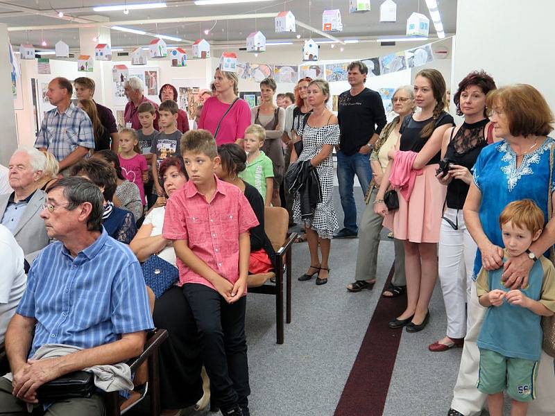 Ve výstavní síni Viléma Wünscheho Kulturního domu Leoše Janáčka v Havířově byly v pátek 4. září slavnostně vyhlášeny výsledky jubilejního 25. ročníku mezinárodní výtvarné soutěže dětí a mládeže v oboru kresby a grafiky.