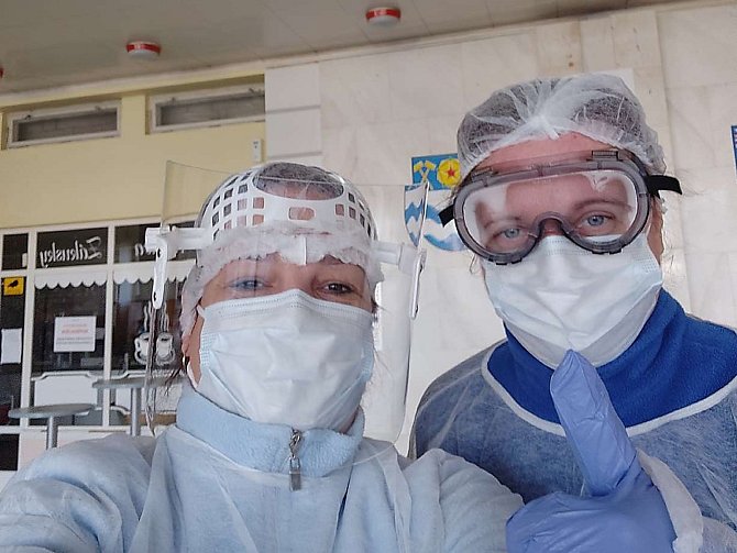 Zuzana Babiánková (vlevo) s kolegyni Evou Juřenovou pomáhají zvládat pandemii v havířovské nemocnici.