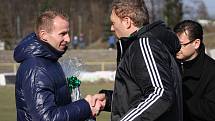 Před zápasem se představitelé Karviné  rozloučili s René Bolfem (vlevo), jenž ukončil profesionální kariéru.