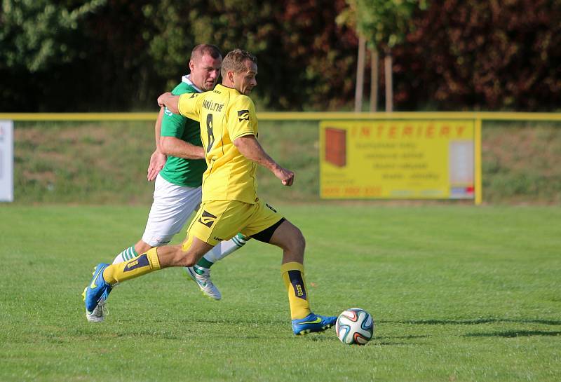 Dolní Datyně (v zeleném) si z derby odvezly všechny tři body. Lutyni dělá problém koncovka.