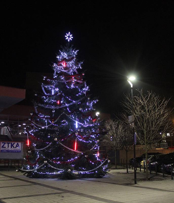 Vánoční výzdoba v Karviné. Vánoční strom u kina Centrum..