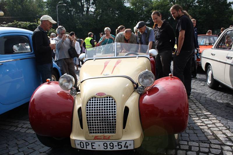 Krásu starých automobilů a motocyklů obdivovalo v neděli dopoledne zcela plné Staré náměstí v Orlové.