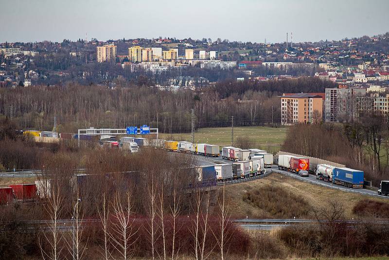 Kolona kamionů na hraničním přechodu mezi Českou republikou a Polskem v Českém Těšíně.