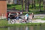 Lidé si užívali skoro letní počasí a houfně vyrazili l vodě. Pláže Těrlické i Žermanické přehrady byly v obležení cyklistů, ale i pěších se psy či rodinami s dětmi. 9. května 2021.