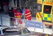 Záchranáři oživovali muže před obchodním domem v centru Havířově.