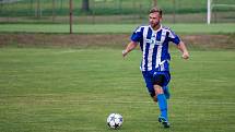 Třetí výhru v I.A třídě si připsali na konto fotbalisté Albrechtic (v modrém), kteří doma zdolali Dobratice 3:0.