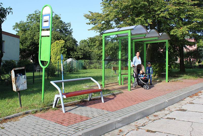 Některé autobusové zastávky v Havířově dostaly nové čekárny s lavičkami. Zastávka v Dolních Datyních.