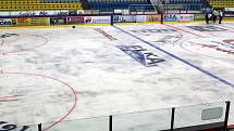 Led kluziště na zimním stadionu v Havířově se nepodařil. Místo bělostného podkladu jsou na něm nepřehlédnutelné fleky.