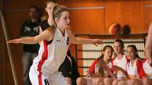 Havířovské basketbalistky (v bílém) porazily Hradec a zajistily si postup.