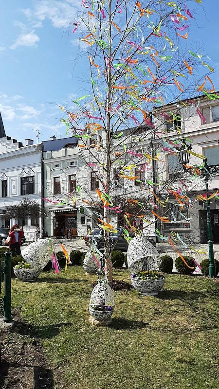 Karviná. Masarykovo náměstí. I proto, že letos není povolena tradiční velikonoční pomlázka, některá města, kostely či domy dětí připomněly velikonoční svátky formou výzdoby na náměstí v zahradě.