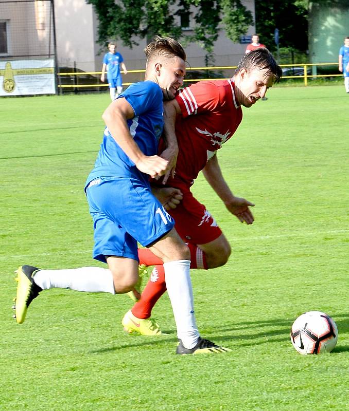 Českotěšínští fotbalisté si zahráli fotbálek s třineckými hokejisty.