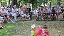 Pohádka pro děti a promenádní koncert pro dospělé v parku za KD Radost. 