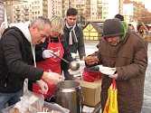 Tradiční nalévání hrachové polévky Armády spásy ve vánočním městečku v Havířově. 