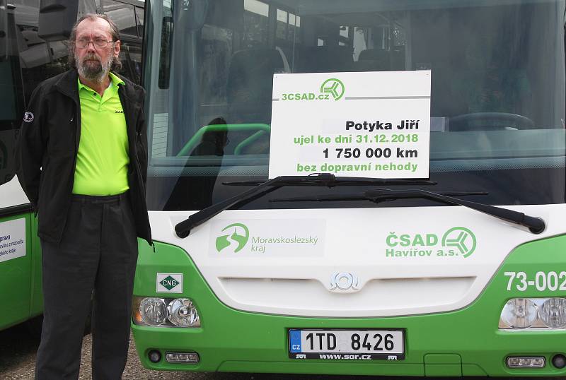 Celkem devatenáct řidičů autobusů, kteří v práci ujeli více jak milion kilometrů bez nehod, ocenilo vedení společnosti 3ČSAD.