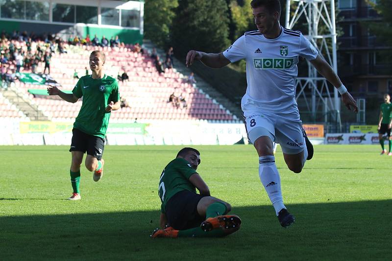 Karvinští fotbalisté (v bílém) vyhráli v Příbrami 2:0.