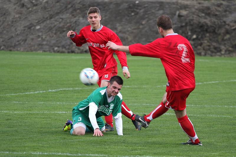 Karviná B (v zeleném) zvládla derby s Bohumínem.