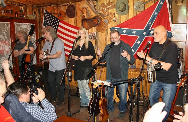 V Těrlickém Country clubu koncertovala v pátek legendární kapela Rangers-Plavci.