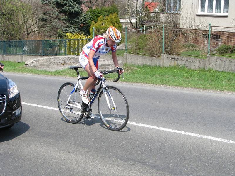 Cyklistky ve stoupání do Bludovického kopce v Havířově. 