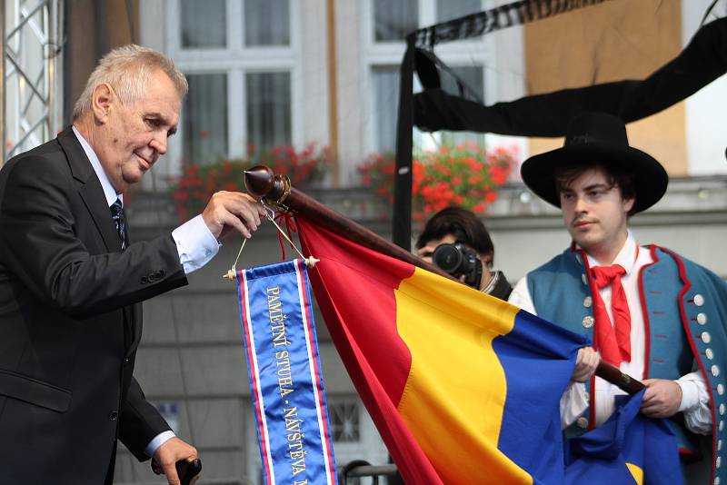 Prezident Miloš Zeman při návštěvě Českého Těšína, září 2017, z pódia mluvil k lidem na náměstí.