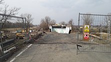 Na nyní uzavřené silnici z Dětmarovic do Závady finišuje rekonstrukce silničního nadjezdu nad železniční tratí.