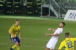 V posledním utkání 19. kola nejvyšší fotbalové soutěže porazili Karvinští (v bílém) Zlín 1:0.