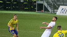 V posledním utkání 19. kola nejvyšší fotbalové soutěže porazili Karvinští (v bílém) Zlín 1:0.