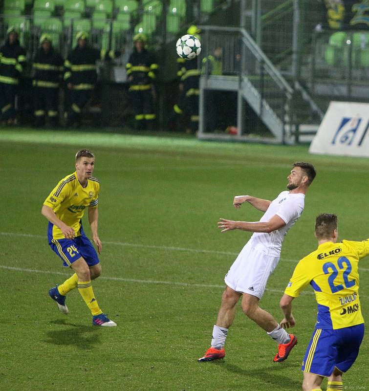 V posledním utkání 19. kola nejvyšší fotbalové soutěže porazili Karvinští (v bílém) Zlín 1:0.