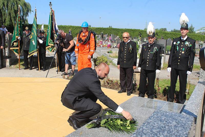 V den 60. výročí požáru a smrti 108 horníků na Dole Dukla v Dolní Suché, se na šumbarském hřbitově konal vzpomínkový akt. Havířov, 7. července 2021.
