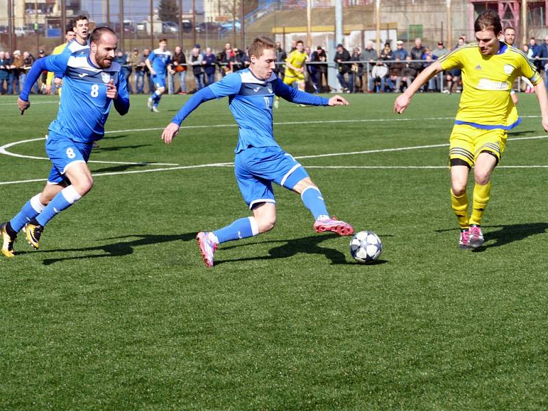 Havířovští fotbalisté (v modrém) při vstupu do jarní části divize zdolali Šternberk 5:0.