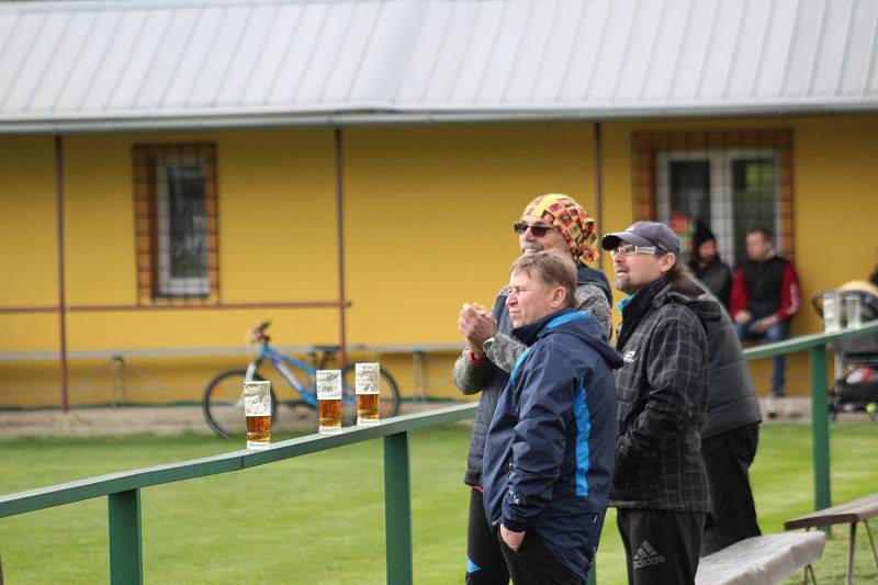 Utkání I.A třídy Stonava - Dolní Datyně (v bílém).