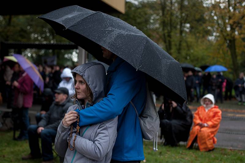 Věřící lidé se modlí u hraničního přechodu v Chalupkách (nedaleko Bohumína) za spásu vlasti a světa. Při ojedinělé akci nazvané "Růženec na hranicích" se scházeli i další katolíci v kostelích podél celé hranice Polska.