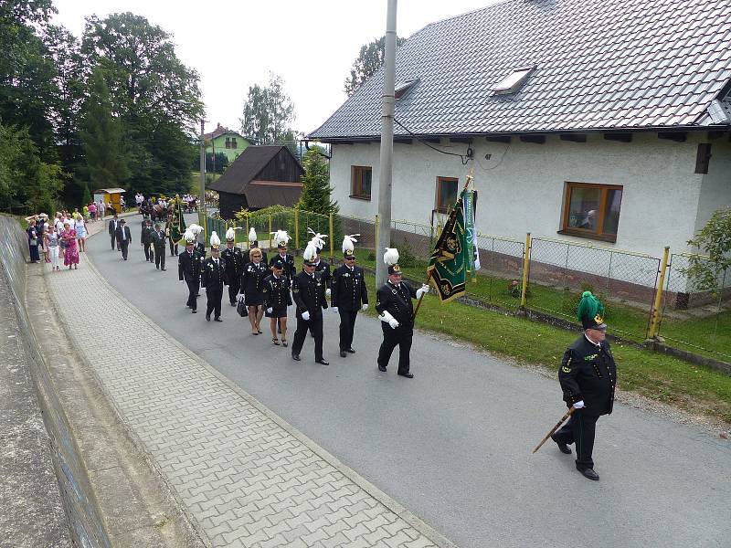 Ve Stonavě slavili v neděli tradiční dožínky. Obcí projel průvod alegorických vozů, světil se chléb, lidé mohli ochutnat koláčky nebo prejt.