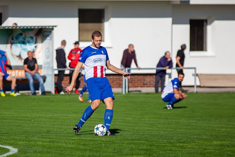 Okresní derby o prvenství v I.A třídě zvládla Orlová (tmavé dresy), která vyhrála v Albrechticích 2:1.