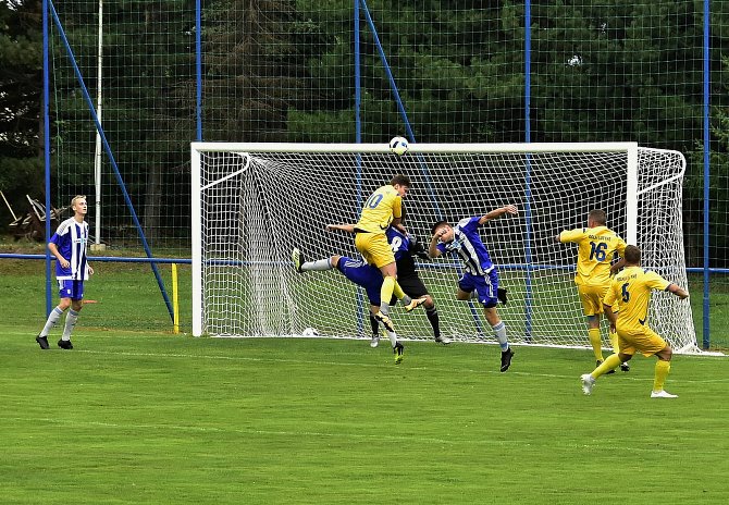 Derby Dolní Lutyně - Albrechtice (v modrém) skončilo výsledkem 1:4.