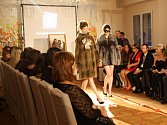 Na zámečku v Petrovicích se v sobotu konal křest kalendáře firmy GHP Advocates pro rok 2014, módní přehlídka, a dražba fotografií, jejíž výtěžek byl věnován nadaci Archa Chantal a nadaci Sebi.