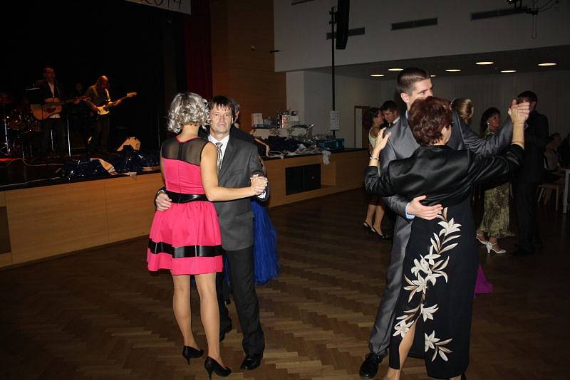 Po letech byla obnovena tradice společného Stužkovacího plesu všech maturitních tříd gymnázia. Akce se konala ve společenském domě Družba.