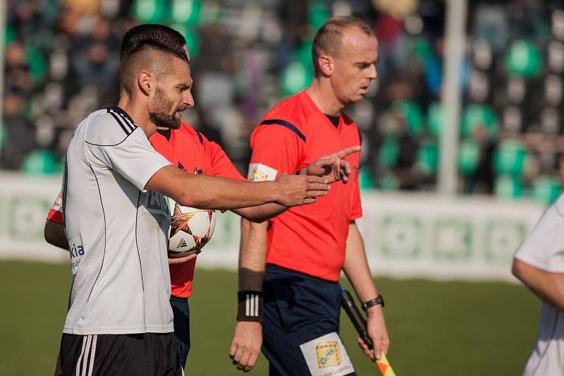 Po výhře nad Opavou se fotbalisté Karviné (v bílém) těší ze stoprocentní bilance v podzimních derby.