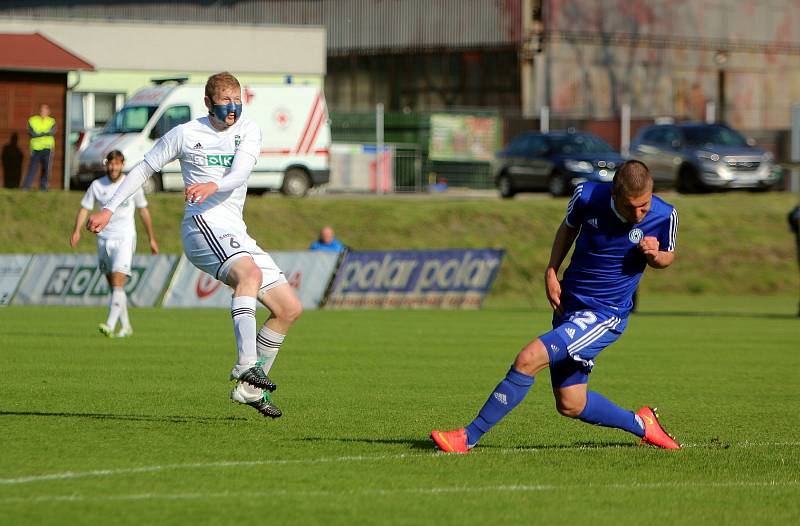 Karviná (v bílém) si doma poradila s béčkem Olomouce 2:0.