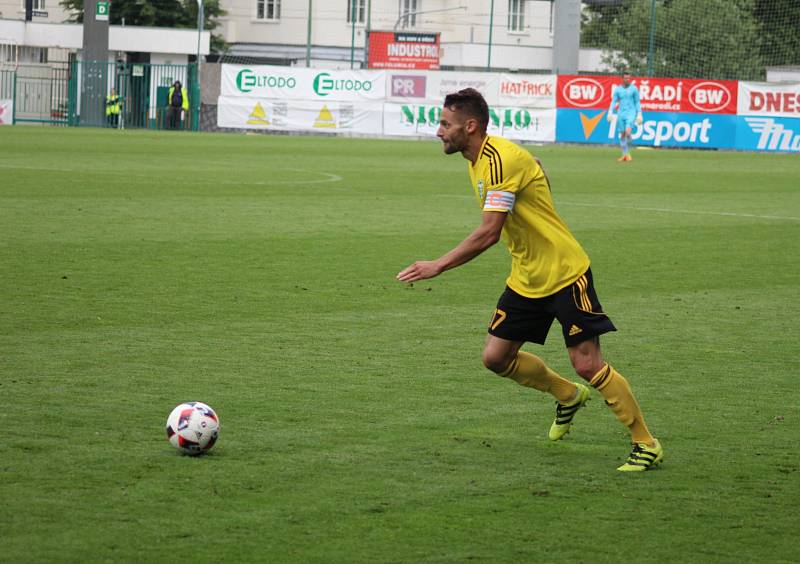 Karvinští (ve žlutém) gól v Ďolíčku nedali a Bohemians se tak mohli radovat ze záchrany v nejvyšší soutěži.