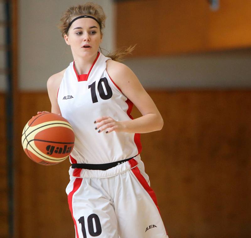 Havířovské basketbalistky (v bílém) porazily Hradec a zajistily si postup.