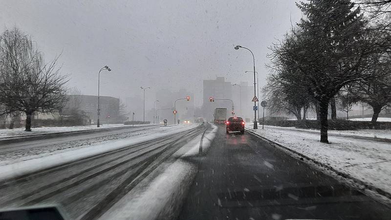 Karviná, pátek 21. 1. 2022 odpoledne. Silnice pokryl sníh a byly sjízdné se zvýšenou opatrností.