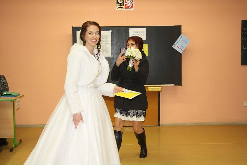 Volička - nevěsta a nyní už mladá paní Lída Martinů stihla v sobotu nejen říci "ANO" svému vyvolenému, ale i vhodit svůj hlas do urny.