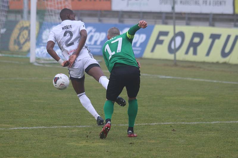 Karvinští fotbalisté (v bílém) vyhráli v Příbrami 1:0.